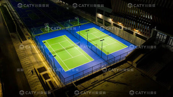 Système de terrain de sport semi-préfabriqué avec taux d'absorption des chocs > 53%, anti-UV et installation facile pour une utilisation multi-sports