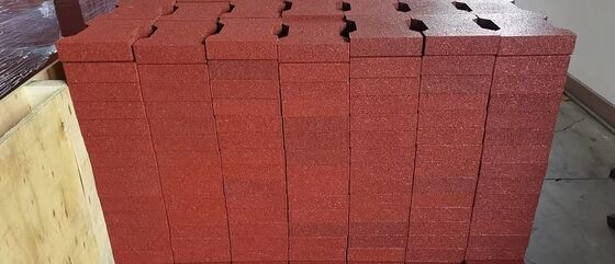 Dalles en caoutchouc emboîtables et systèmes de revêtement de sol flexibles conçus pour les environnements industriels et de loisirs à usage intensif